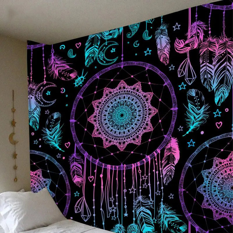 Tapisserie murale attrape-rêves pastel avec mandalas et plumes sur fond étoilé, idéale pour une décoration intérieure bohème et apaisante.