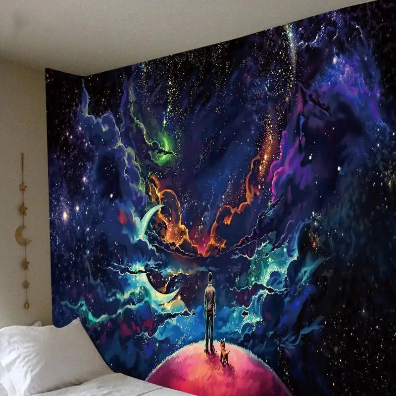 Tapisserie murale colorée représentant un homme et un chat face à un univers mystique, décoration intérieure chambre et salon.