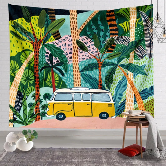 Tapisserie murale illustrant un combi van jaune entouré de palmiers tropicaux dans un style bohème.